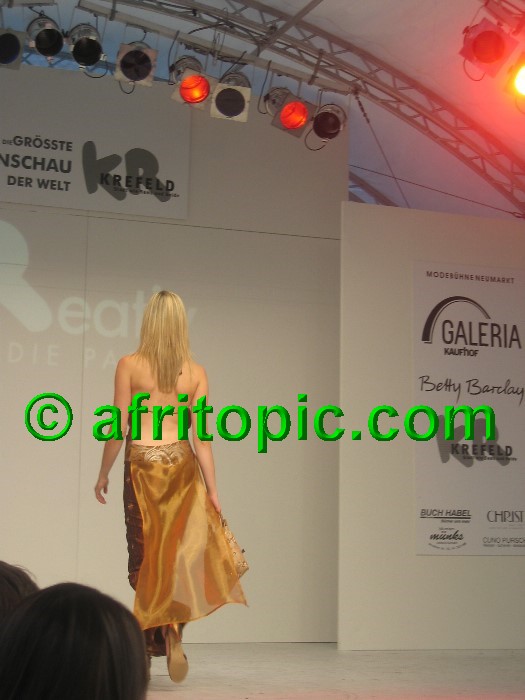 ../Images/Krefeld-Strssenmodenschau-2005 616.jpg